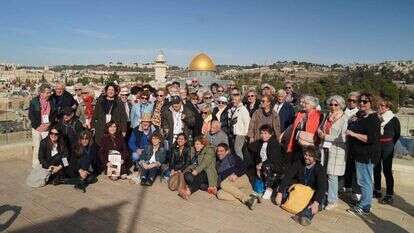 ניצולי השואה על רקע הר הבית. | ראובן פיטוסי