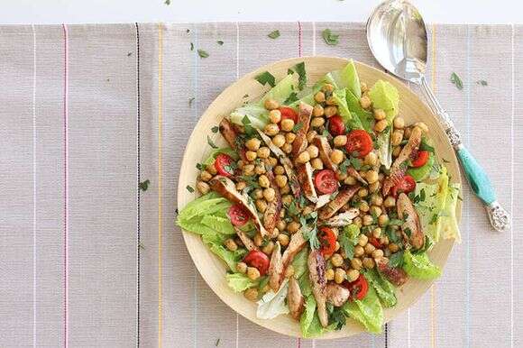 סלט עוף וחומוס מתובל. | אפרת ליכטנשטט