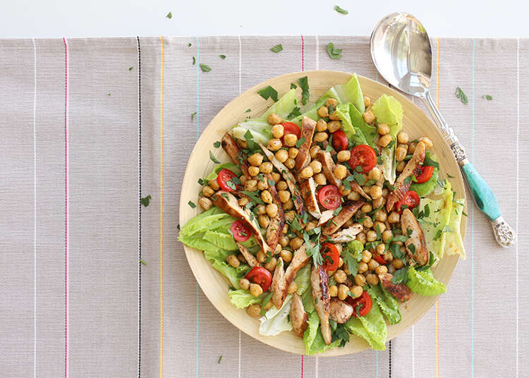 סלט עוף וחומוס מתובל. | אפרת ליכטנשטט