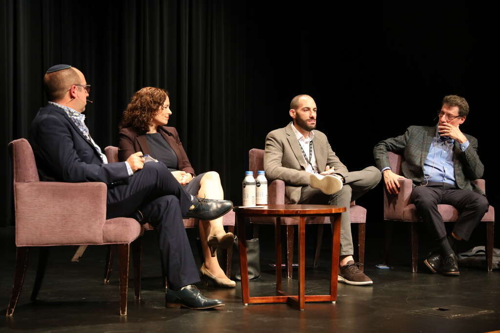 הפאנל בהנחיית צביקה קליין בכנס. משמאלו: רחל עזריה, מייקל קופלו וד"ר דניאל גורדיס. | לימור אדרי הפאנל בהנחיית צביקה קליין בכנס. משמאלו: רחל עזריה, מייקל קופלו וד"ר דניאל גורדיס. | לימור אדרי