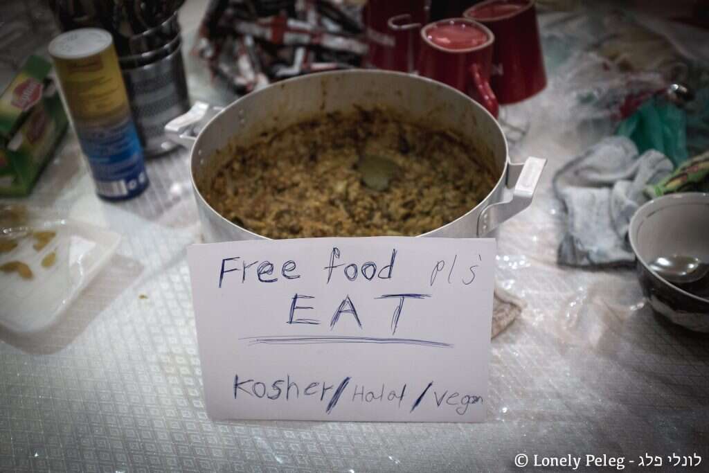 סיר של אוכל כשר וטבעוני שכהן הכין עם חברים בקירגיזסטן. | באדיבות פלג כהן