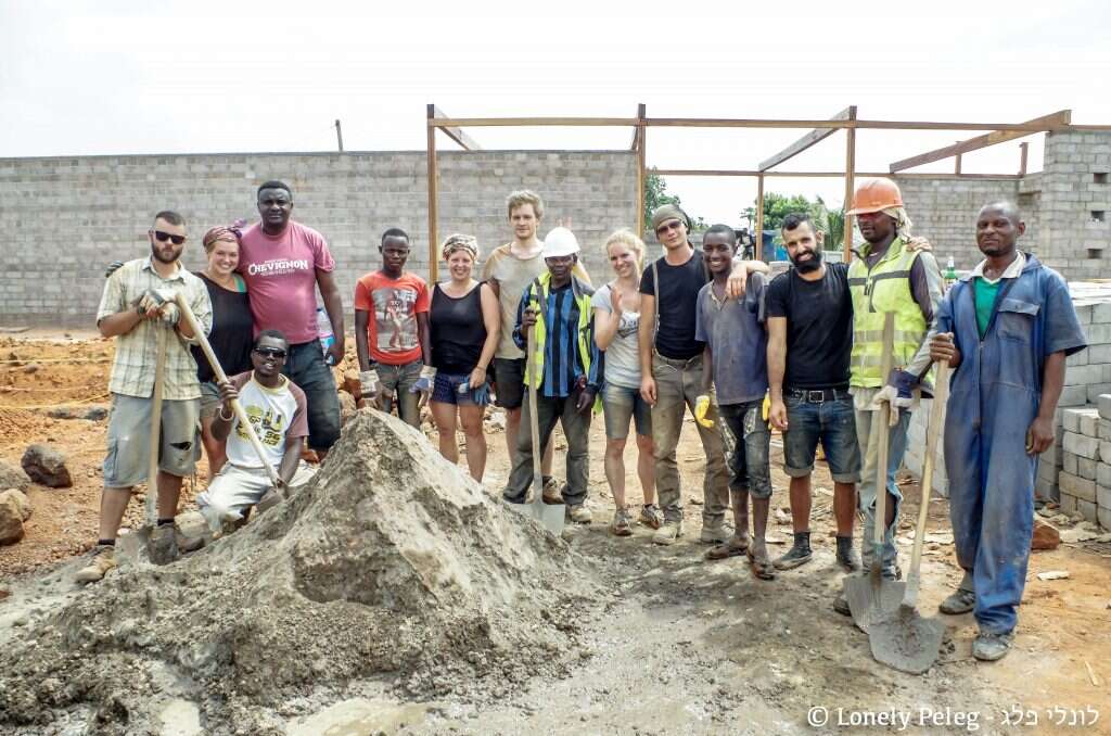 בניית בית ספר בקמרון. | באדיבות פלג כהן