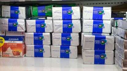 מדפים עמוסים בחמאה, 2018. | שאטרסטוק מדפים עמוסים בחמאה, 2018. | שאטרסטוק