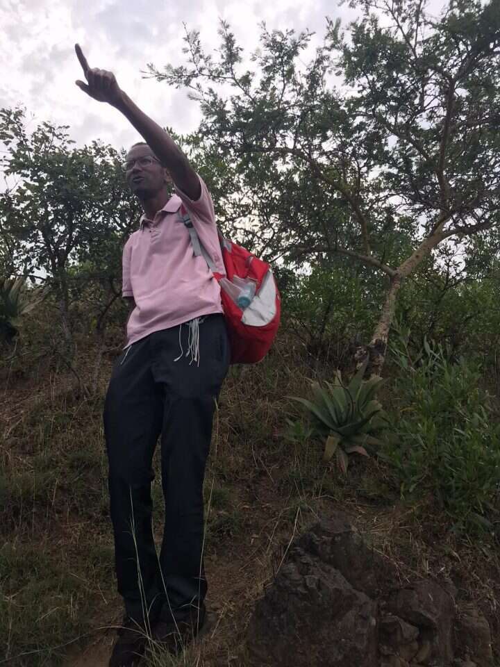 הרב ד"ר שרון שלום בפסגת הר הסיגד באמבובר. הרב ד"ר שרון שלום בפסגת הר הסיגד באמבובר.