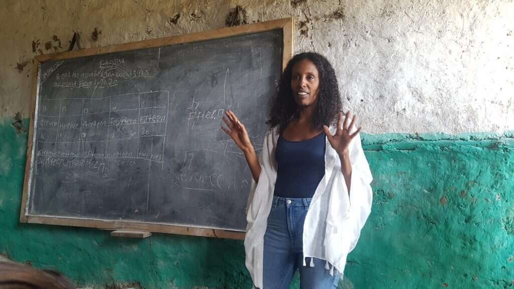 רינה איילין-גורליק בבית הספר שהקימה אימה בכפר בנקר. | דבי רדא רינה איילין-גורליק בבית הספר שהקימה אימה בכפר בנקר. | דבי רדא