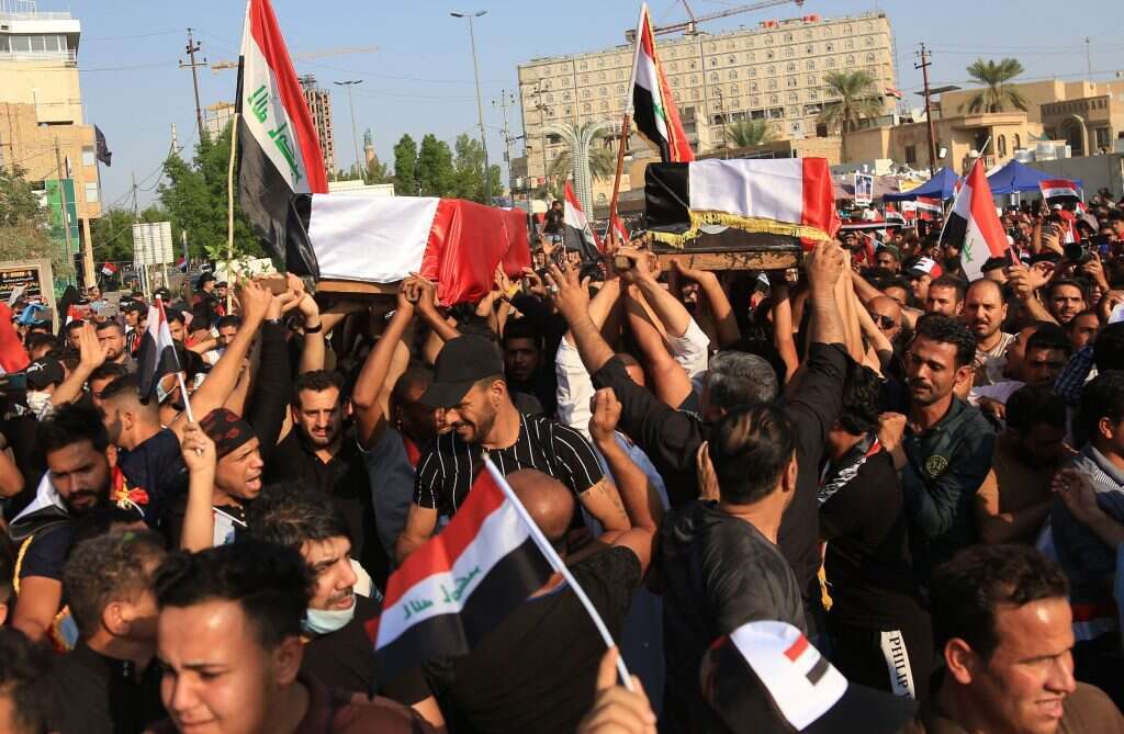 ארונות קבורה של מפגינים שנהרגו ליד הקונסוליה האיראנית בכרבלא, 2019. | AFP