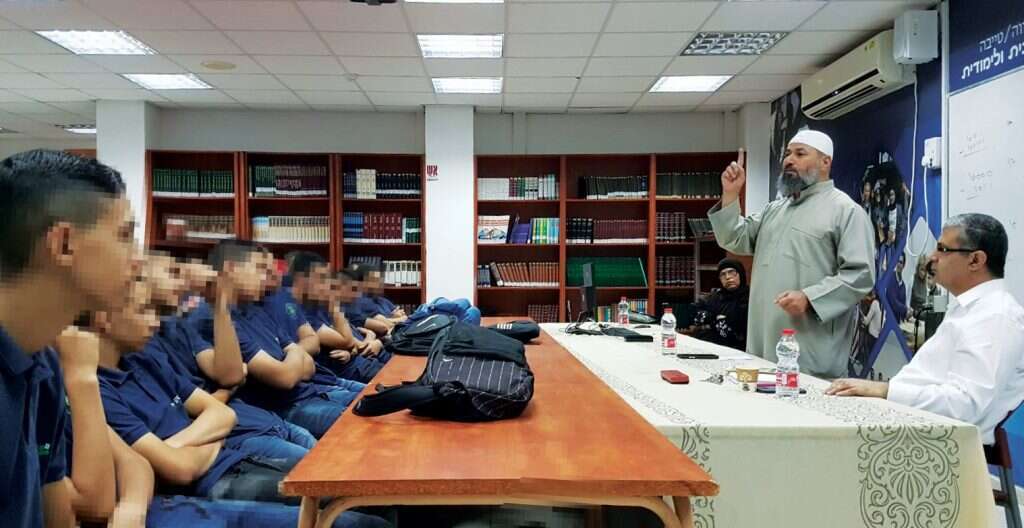 "אלימות אינה דרך האסלאם". שייח' סאמי כרים ותלמידים. | אסף גבור