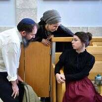 שובה מלכה בבית המשפט. | גיל אליהו, ג'יני