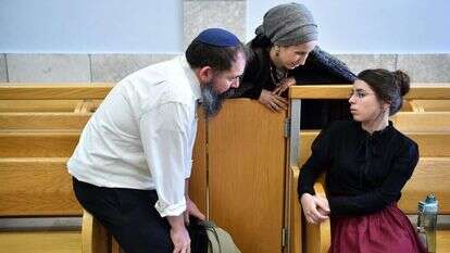 שובה מלכה בבית המשפט. | גיל אליהו, ג'יני