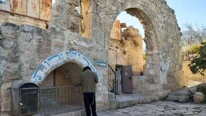 קבר רות וישי בחברון. | TPS