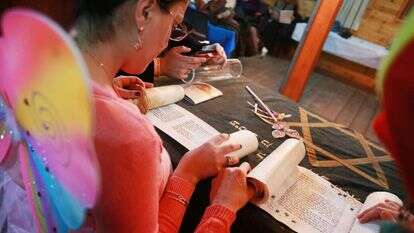 רואה חשיבות בקריאת מגילה לנשים על ידי נשים. פורים 2017. | מרים צחי