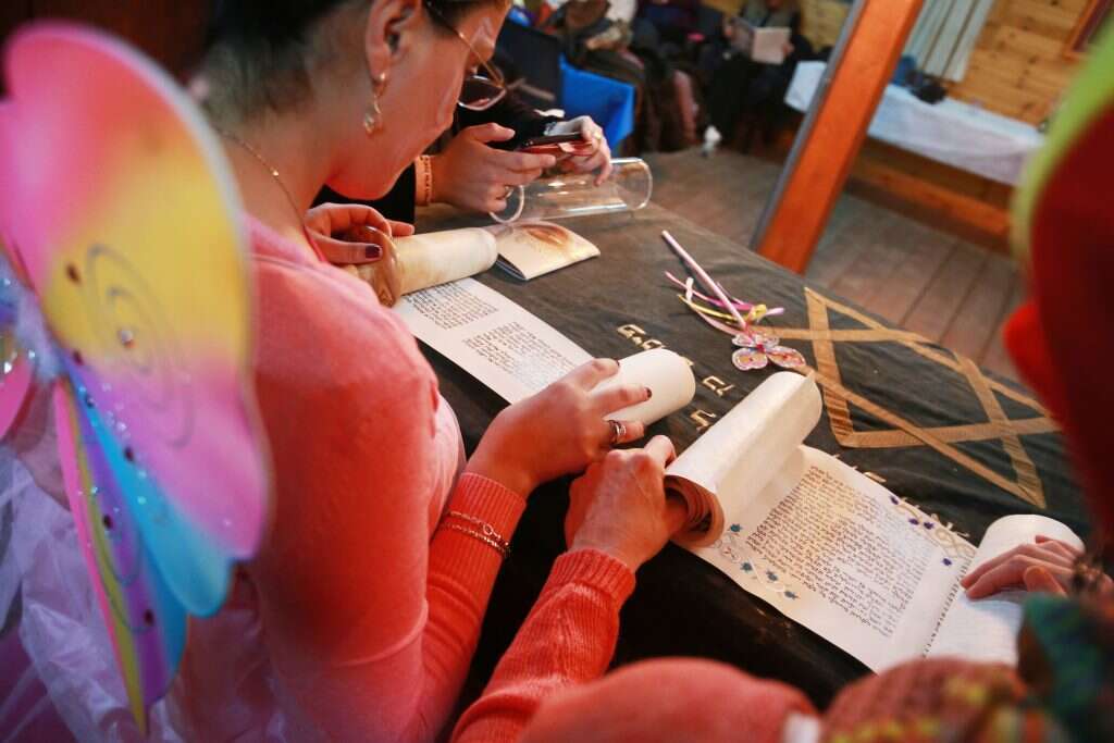 רואה חשיבות בקריאת מגילה לנשים על ידי נשים. פורים 2017. | מרים צחי