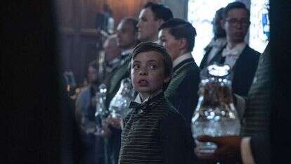 "חומריו האפלים". | Alex Bailey HBO , באדיבות yes