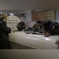 חסידים על קברו של רבי דוד מלעלוב בפולין. | מיכאל דאל