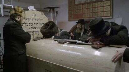 חסידים על קברו של רבי דוד מלעלוב בפולין. | מיכאל דאל