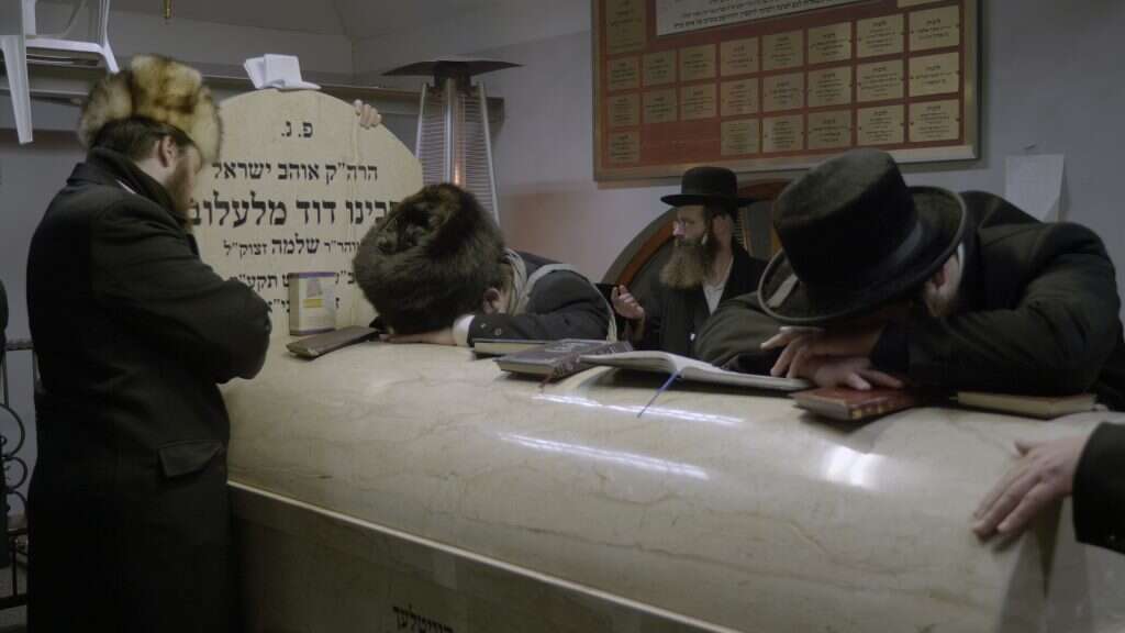 חסידים על קברו של רבי דוד מלעלוב בפולין. | מיכאל דאל