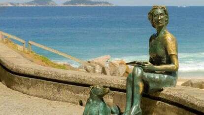 פסל של הסופרת קלאריס ליספקטור בריו דה ז'נרו, ברזיל. | שאטרסטוק פסל של הסופרת קלאריס ליספקטור בריו דה ז'נרו, ברזיל. | שאטרסטוק