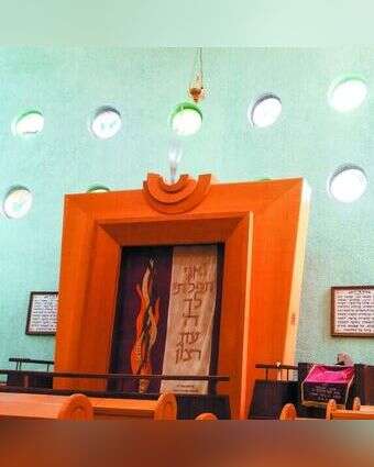 בקיר המזרחי נפערו 12 חלונות כמו באוניה. בית הכנסת בניר־גלים. | באדיבות ארכיון ניר גלים