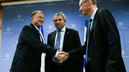 שרי הליכוד לוין ואלקין בפגישתם עם יו"ר הכנסת אדלשטיין, בעקבות קריאתו למניעת בחירות. | פלאש 90 שרי הליכוד לוין ואלקין בפגישתם עם יו"ר הכנסת אדלשטיין, בעקבות קריאתו למניעת בחירות. | פלאש 90