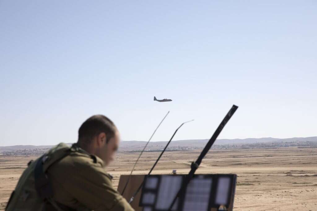 להפוך גבעת עפר למגדל פיקוח. מתוך תרגיל יחידת יה"ק, 2019. | אופיר דוד