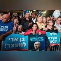 מפגינה השבוע ברחבת מוזיאון תל אביב. | אבישג שאר ישוב מפגינה השבוע ברחבת מוזיאון תל אביב. | אבישג שאר ישוב