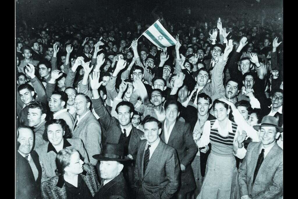 חגיגות ברחוב היישוב העברי לאחר ההצבעה. | הנס פין, לע"מ