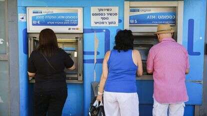 משתמשים בוויז אבל חוששים מבנקאות דיגיטלית. אילוסטרציה. | יהושע יוסף