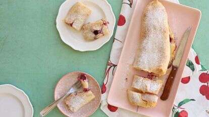 שטרודל במילוי גבינה ודובדבנים. | אפרת ליכטנשטט