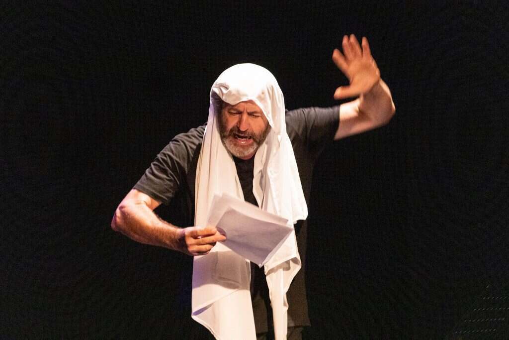 ביקש לשוב אל הטקסט שכתב לפני ארבעים שנה. מתוך ההצגה "חופה במרומים". | ודים ירוחין