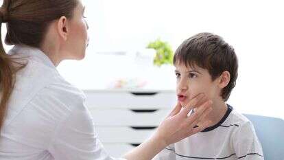 קלינאית תקשורת במהלך טיפול. אילוסטרציה. | שאטרסטוק