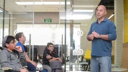 זוהר רוזנברג, מנהל פורטפוליו סייבר והשקעות באלרון וראש מחלקת סייבר בצה"ל לשעבר עם תלמידי האקדמיה ליזמות. | עומר ערמוני זוהר רוזנברג, מנהל פורטפוליו סייבר והשקעות באלרון וראש מחלקת סייבר בצה"ל לשעבר עם תלמידי האקדמיה ליזמות. | עומר ערמוני