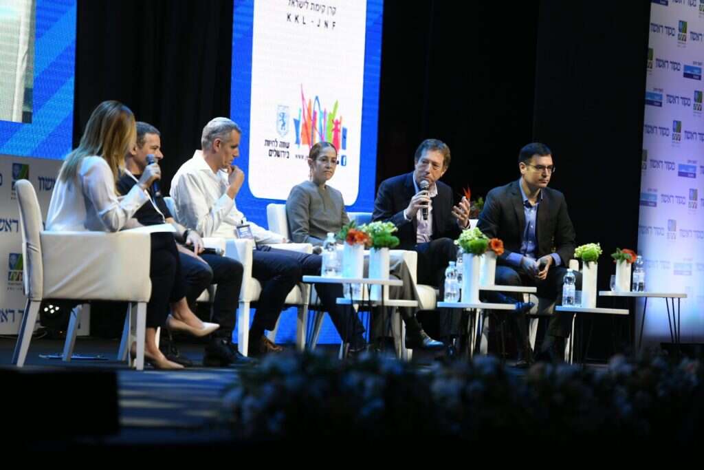 המנחה קרן מרציאנו והמשתתפים פרופ' אבי שמחון, שירה גרינברג, ד"ר מיכאל שראל, יעקב קוינט, משה בר סימן טוב. | שריה דיאמנט המנחה קרן מרציאנו והמשתתפים פרופ' אבי שמחון, שירה גרינברג, ד"ר מיכאל שראל, יעקב קוינט, משה בר סימן טוב. | שריה דיאמנט