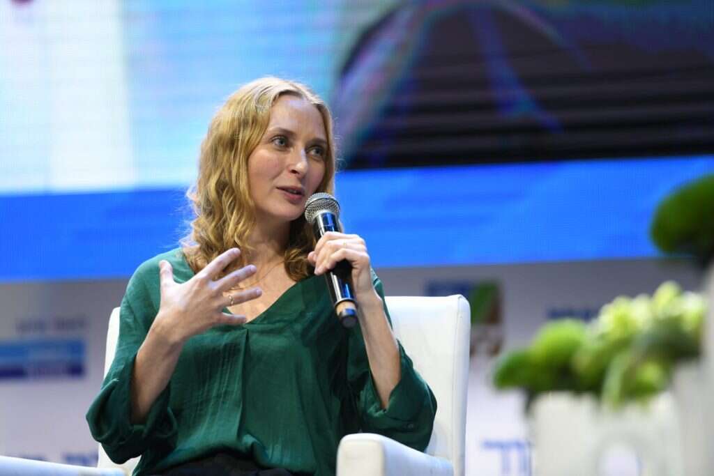 טלי ארנולף. | שריה דיאמנט טלי ארנולף. | שריה דיאמנט