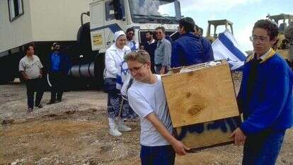 את הרוח החלוצית והראייה הכללית החליפו ערכים מערביים. העלייה לקרקע של היישוב רבבה שבשומרון, 1995. | ירון קמינסקי, לע"מ