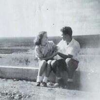 סיפור של אהבה ומתיחות. עדנה ויעקב שבתאי, כביש עפולה- בית שאן, קיץ 1950. | באדיבות המשפחה י