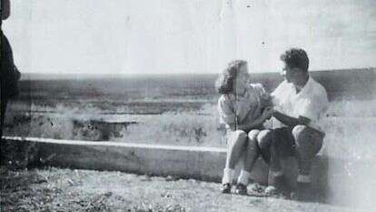 סיפור של אהבה ומתיחות. עדנה ויעקב שבתאי, כביש עפולה- בית שאן, קיץ 1950. | באדיבות המשפחה י