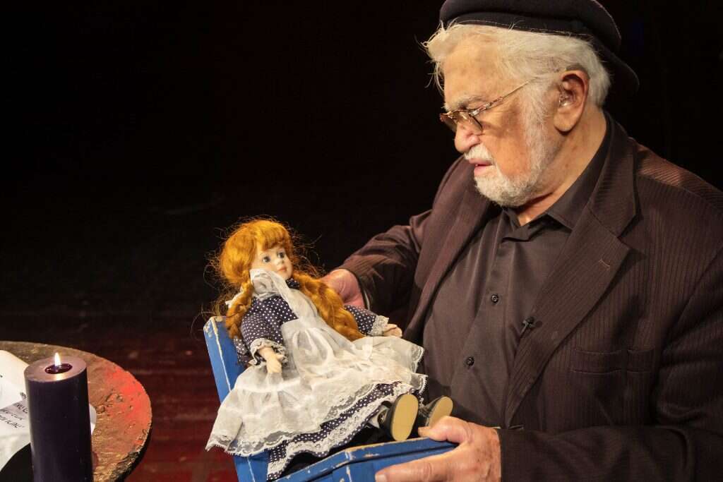 שמוליק עצמון בהצגה 'יוסל רקובר מדבר עם אלוקים'. | ז'ראר אלון