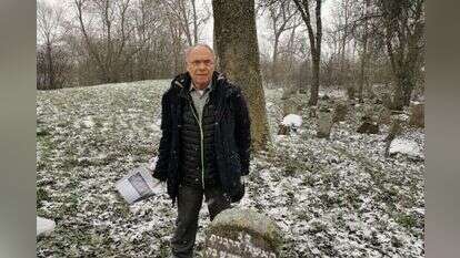 "מחשכים סביבי/ וחושך ימש". עקיבא סלע לצד מצבת הרבנית שרה בת שבע קוק בזיימל. | באדיבות עקיבא סלע "מחשכים סביבי/ וחושך ימש". עקיבא סלע לצד מצבת הרבנית שרה בת שבע קוק בזיימל. | באדיבות עקיבא סלע