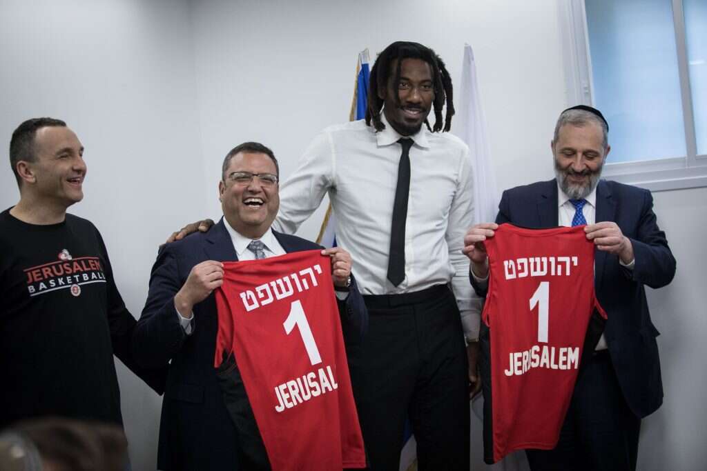 במעמד קבלת האזרחות, עם השר אריה דרעי וראש העיר משה ליאון. | פלאש 90 במעמד קבלת האזרחות, עם השר אריה דרעי וראש העיר משה ליאון. | פלאש 90