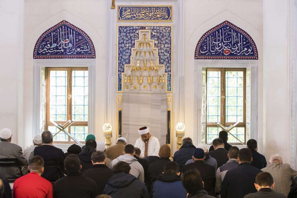 סוכני השירות החשאי יושבים בקהל ומקשיבים לדרשות. מסגד בשכונת נויקלן. | גטי אימג'ס