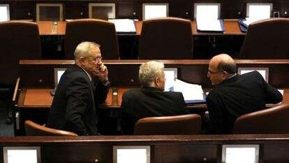 בוגי יעלון, יאיר לפיד ובני גנץ בכנסת. | EPA