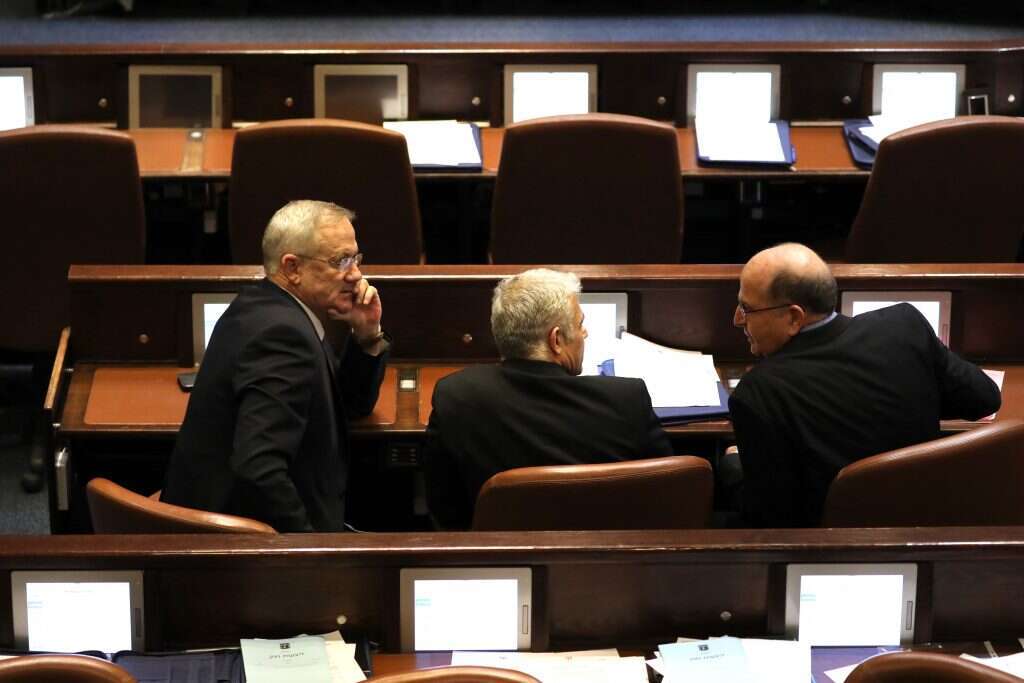 בוגי יעלון, יאיר לפיד ובני גנץ בכנסת. | EPA בוגי יעלון, יאיר לפיד ובני גנץ בכנסת. | EPA