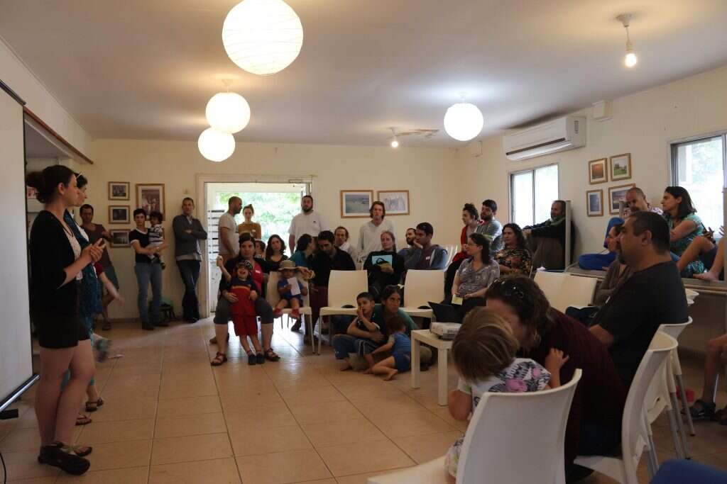 אנשי הקיבוץ באסיפת תושבים. | קיבוץ פלך