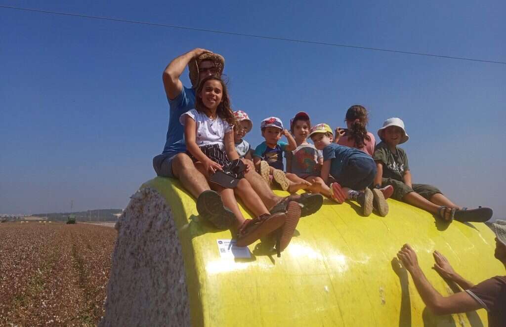 ילדי קיבוץ פלך משחקים. | קיבוץ פלך