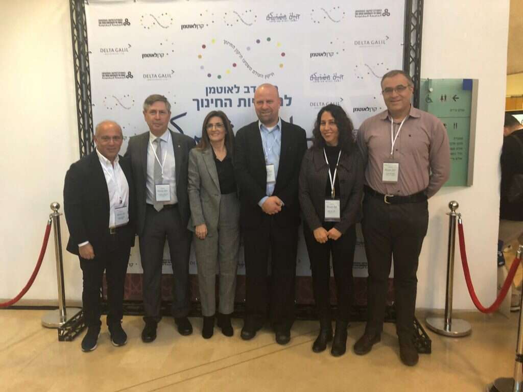מימין: פרופ' גיא מירון המשנה לנשיאה האוניברסיטה הפתוחה, יעל נאמן מנכ״לית קרן לאוטמן, נעם לאוטמן  יו״ר קרן לאוטמן, לני מילוא מנכ״לית פורום דב לאוטמן, עמית שטרייט מנכ״ל האוניברסיטה הפתוחה, אייזיק דבח מנכ״ל דלתא גליל. | גדי סיארה