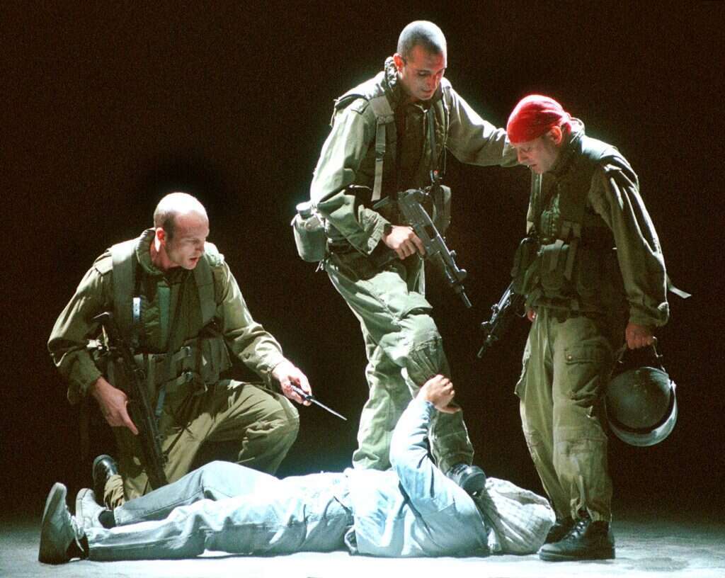 הצגת התיאטרון הקאמרי "רצח" מאת חנוך לוין מוצגת בתיאטרון הלאומי הגרמני בוויימר, 1999. | AP