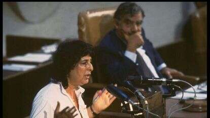 ח"כ גאולה כהן מסיעת "התחיה" נושאת דברים מעל בימת הכנסת, אוקטובר 1983. | נתי הרניק, לע"מ