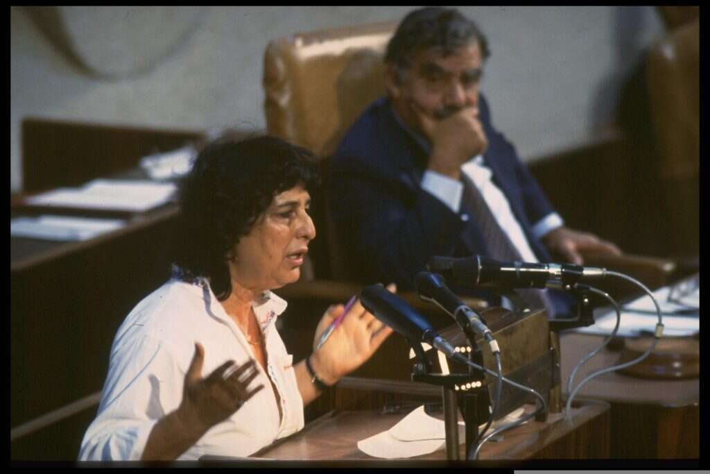 ח"כ גאולה כהן מסיעת "התחיה" נושאת דברים מעל בימת הכנסת, אוקטובר 1983. | נתי הרניק, לע"מ