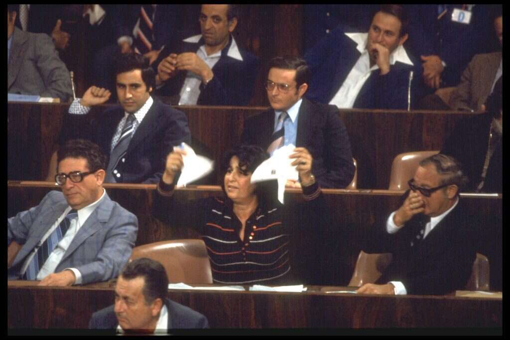 ח"כ גאולה כהן מסיעת "התחיה", קורעת פיסת נייר המושווה להסכמי "קמפ דיויד", בזמן נאומו של נשיא ארה"ב ג'ימי קארטר בכנסת ישראל. מרץ 1979. | סער יעקב, לע"מ