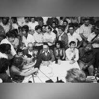 ימי תקווה וחזון. גאולה כהן עם ראש הממשלה מנחם בגין, 1977. | גטי אימג'ס